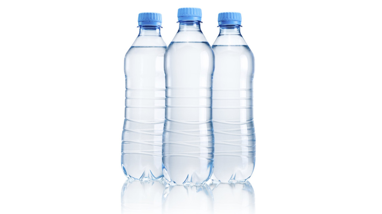 Вода без добавок. Бутылка для воды. Бутылка воды без этикетки. Бутылка воды на белом фоне. Бутылка воды без фона.